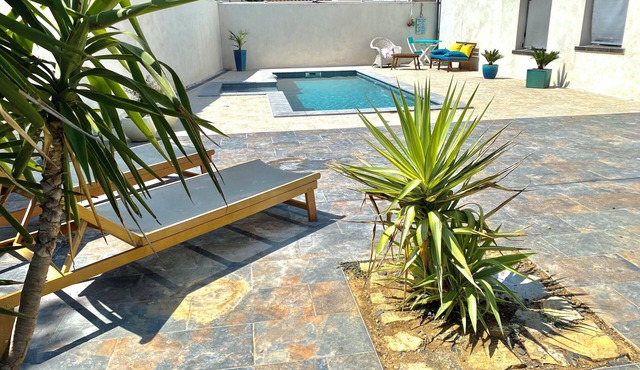 Arty contemporary villa 145 m2 with swimming pool and air conditioning in a village near Montpellier.