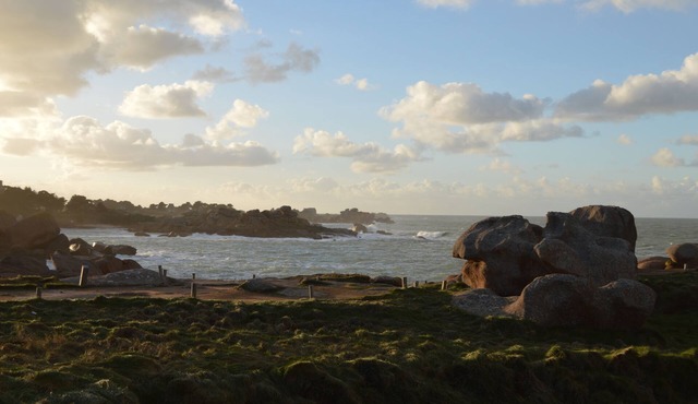 Arty, self-contained accomodation on "la cote de granit rose" 800m from the Breton sea