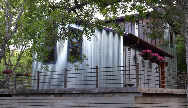 ArtYCottage - custom furniture and art through out. Secluded and fabulous!