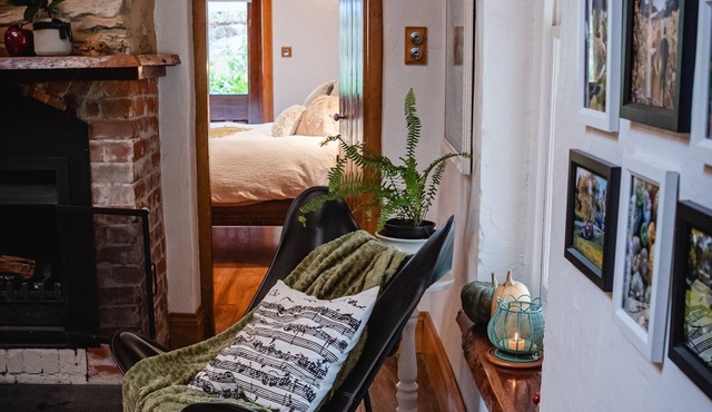 Arukah Cottage - 1860's 1- Bedroom Country Cottage Couples Retreat