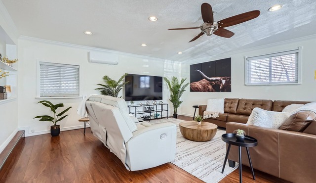 Arvada Oasis! 7 beds, 2 Kings, 3 baths, desk, big TVs, air hockey, games!