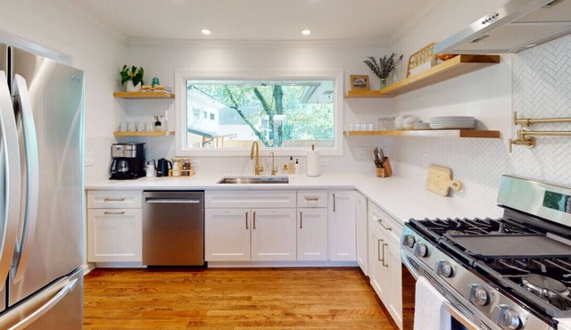 As Featured on Staycation TV, A House, Cottage, & Tiny Home in Downtown Norcross