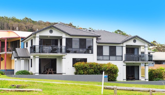 AS NEW SPARKLING 3 BEDROOM TOWNHOUSES ON THE GOLF COURSE