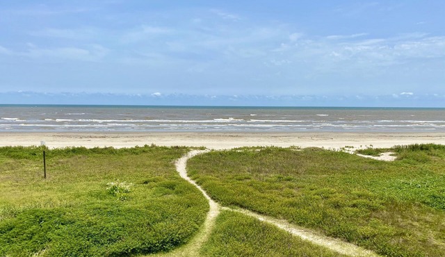 AS SEEN ON HGTV! Beachfront home, Amazing Views, Private 2nd floor Primary brm