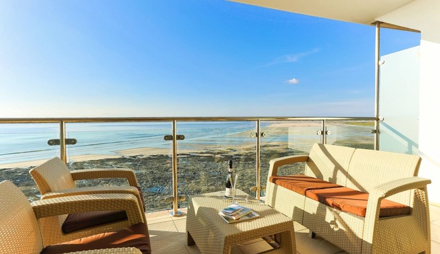 AS SEEN ON TV! Headlands Luxury Beachside Apartment