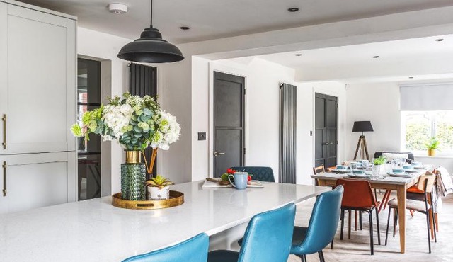 As Seen On TV ! Stunning, Virgin media, 6 cars, workspaces, high speed internet