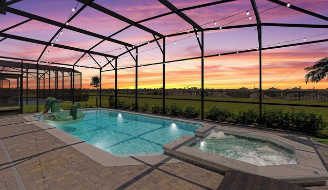 AS SEEN ON TV - Themed Rooms - Arcade, Pool & Resort.