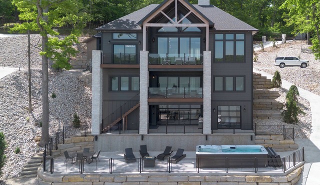 AS SEEN ON TV Waterfront Home 7 bed,Private Dock,Hot Tub/Pool 13MM in Porto Cima