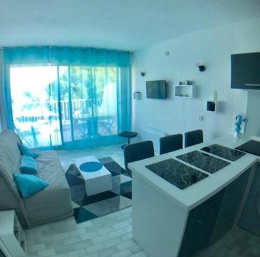 AS9578 - Studio cabine vue port avec parking privé