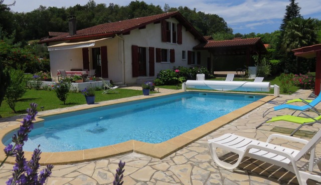 Ascain, 4 bedroom house with swimming pool, ideal for family vacations