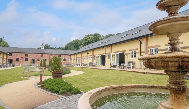 ASCOT COTTAGE, pet friendly, luxury holiday cottage in West Felton