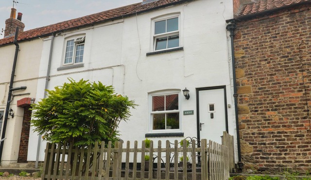 ASCOT COTTAGE, pet friendly, character holiday cottage in Strensall
