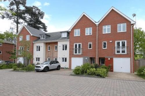 Ascot Four Bedroom House With Garden