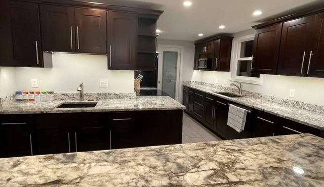 Ascot Gem near UO with Hot Tub!