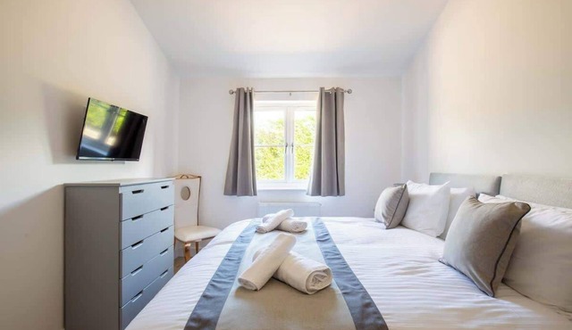 Ascot | Modern Cotswolds Stay with Workspace