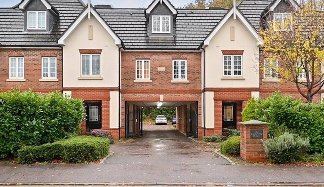 Ascot Tie - Boutique Royal Ascot Apartment by Windsorian Experience -