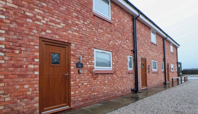 ASH BARN, family friendly, country holiday cottage in Saughall