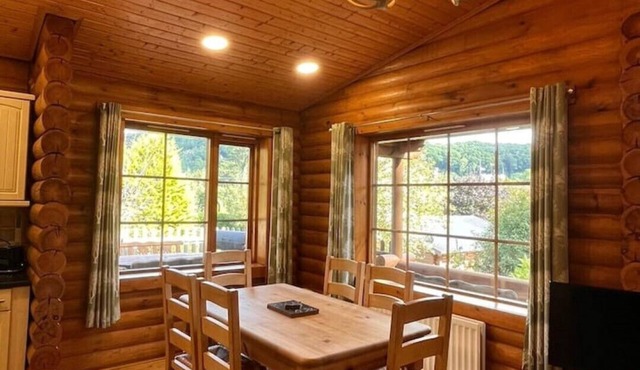 'Ash' Beautiful Log Cabin With Private Hot Tub