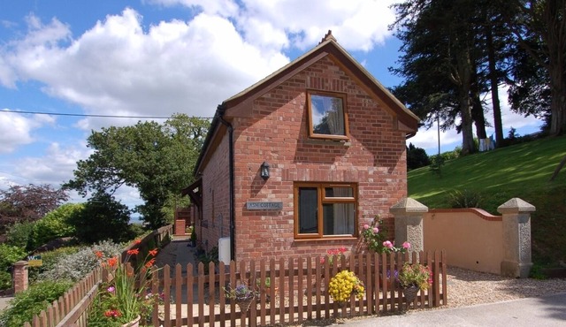 ASH COTTAGE, country holiday cottage, with a garden in Exeter