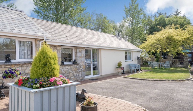 ASH COTTAGE, family friendly, with open fire in Llantwit Major
