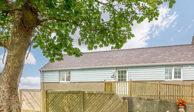 ASH COTTAGE, family friendly, with a garden in Penysarn