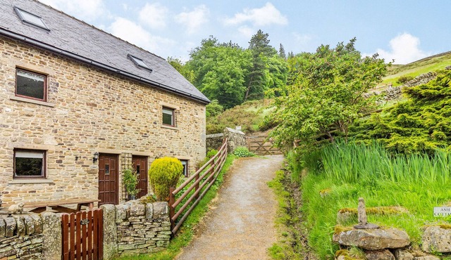 ASH COTTAGE, family friendly, character holiday cottage in Hope