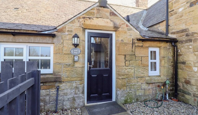 ASH COTTAGE, pet friendly, with hot tub in Warenford