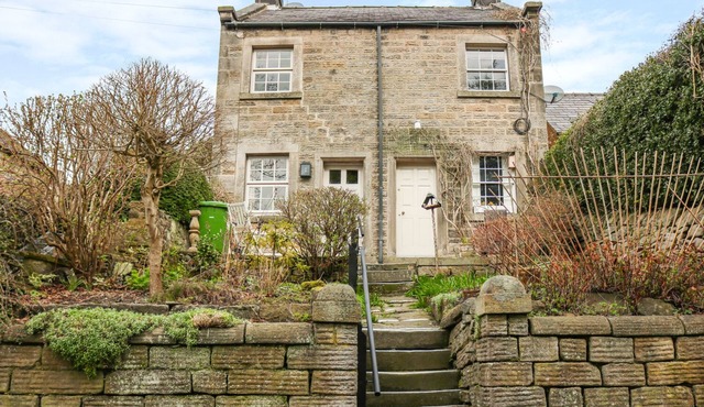 ASH COTTAGE, romantic, luxury holiday cottage in Baslow