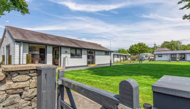 ASH COTTAGES, pet friendly, with hot tub in Llanrwst