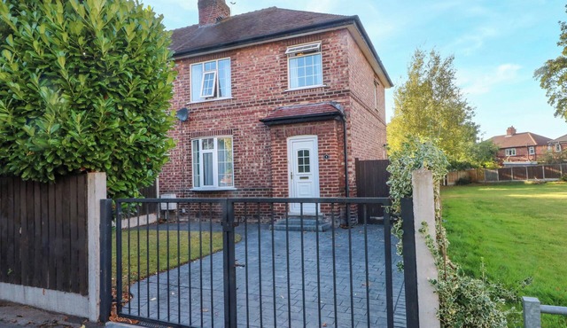 ASH HOUSE, family friendly, character holiday cottage in Altrincham