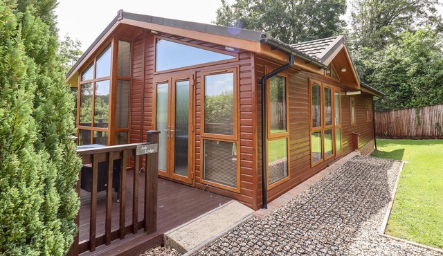 ASH LODGE, family friendly, with a garden in Glasshouse