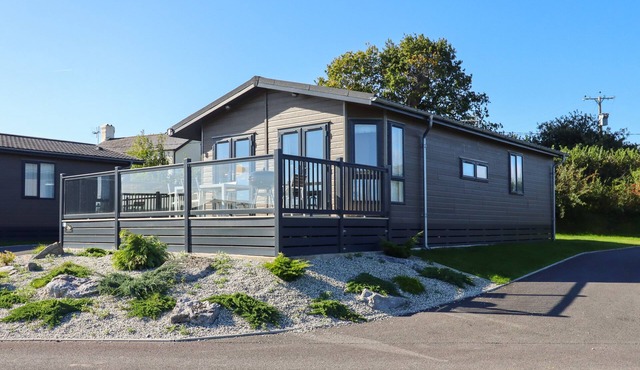 ASH LODGE, pet friendly, country holiday cottage in Newton Abbot