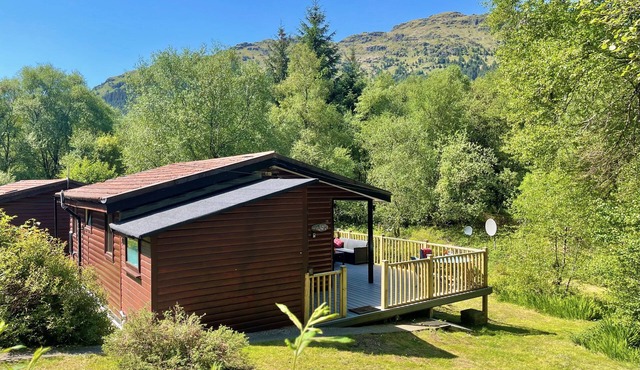 Ash Lodge – Romantic Log Cabin, with Hot Tub, Sleeps 2