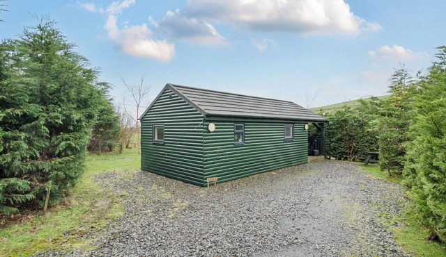 ASH LODGE, romantic, with hot tub in Pennington