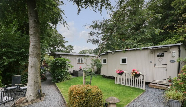 ASH, pet friendly, with a garden in Newby Bridge