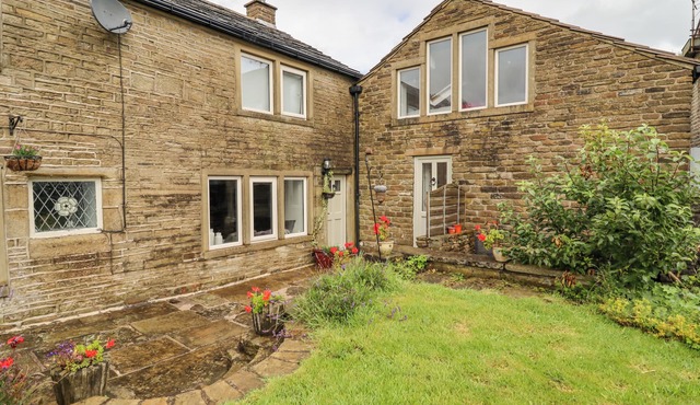 ASH TREE BARN, pet friendly, character holiday cottage in Luddenden