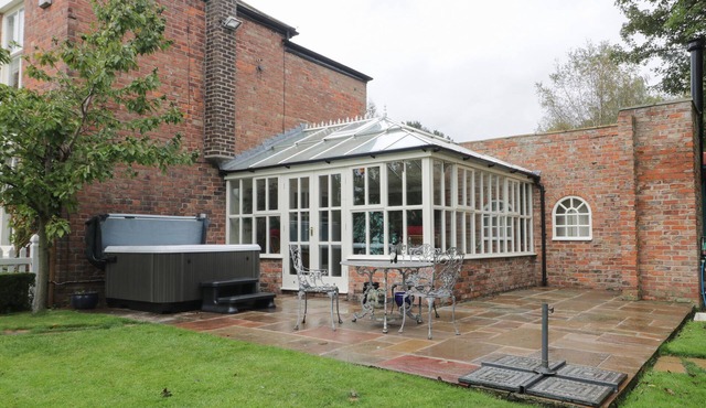 ASH TREE LODGE, pet friendly, with hot tub in Burton Pidsea