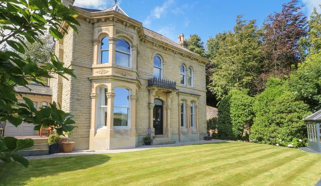 ASH VILLA, pet friendly, luxury holiday cottage in Holmfirth