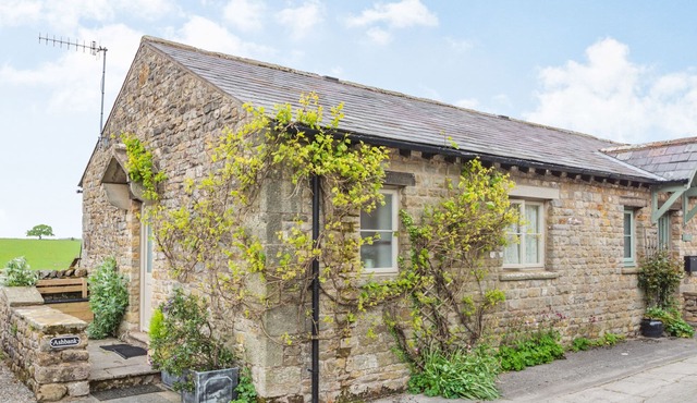 ASHBANK COTTAGE, character holiday cottage, with open fire in Tatham