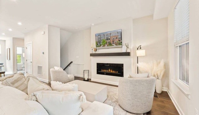 Ashburn 4-BR Homestay/Close to Dulles & METRO