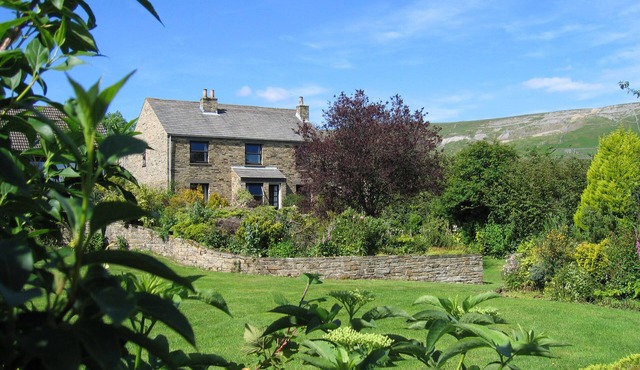 Ashcroft Cottage Reeth, set in two acres garden, river, ponds, amazing views