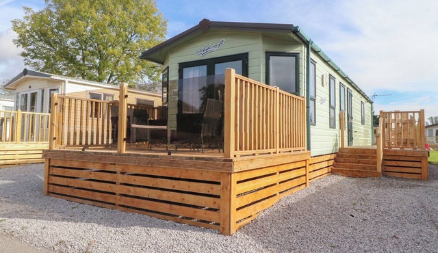 ASHCROFT, country holiday cottage, with hot tub in Warton, Lancashire
