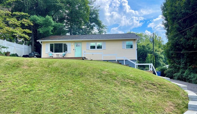 Asheville Home w/deck - 5 min to Biltmore & 7 min to downtown -Pets OK 4 BD/2 BA