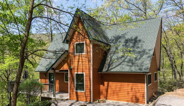 ASHEVILLE Luxury chalet HOT TUB SPECTACULAR VIEWS 7 Acres Romantic Tranquility