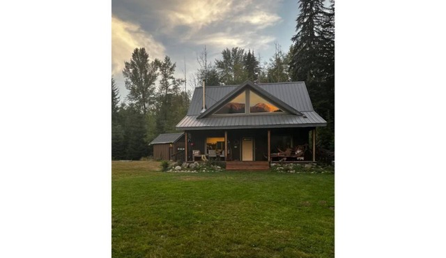 Ashford cabin,Mt. Rainier view. Private river access, 17 acres, 5 mi to MRNP