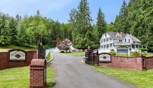 Ashford Mansion. NO CLEANING FEE. W/HOT TUB