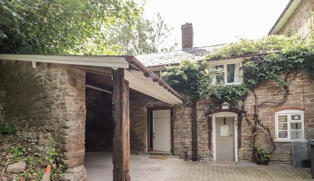 ASHFORD MILL, romantic, character holiday cottage in Ludlow