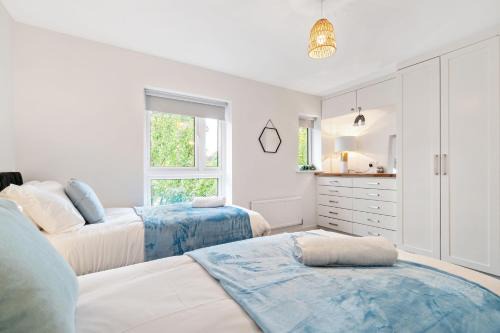 Ashford Two Bedroom home with Free Parking - Long Stays