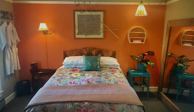 Ashland's Premier Eco-B&B: Queen Bed Room with Garden Views (Maitre)