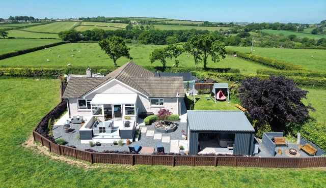 ASHLEA, family friendly, character holiday cottage in Launceston